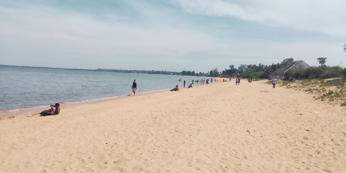 A Praia de Katembe não é um resort. É uma praia de pescadores com areia dourada, águas