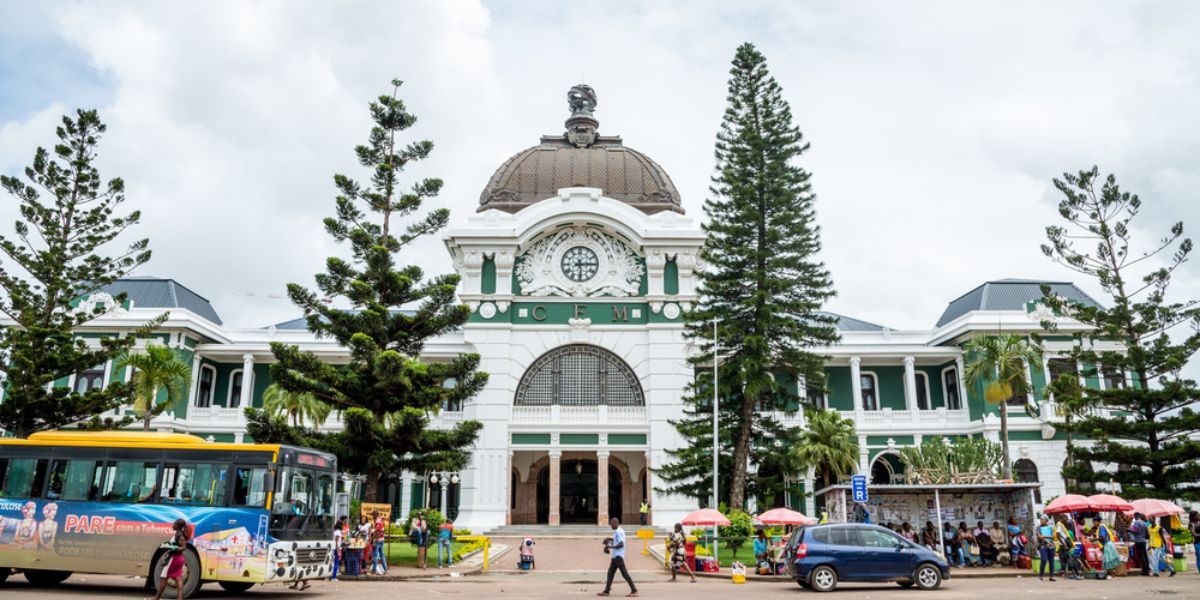 Esta&ccedil;&atilde;o dos Caminhos de Ferro: Arquitetura e Nostalgia