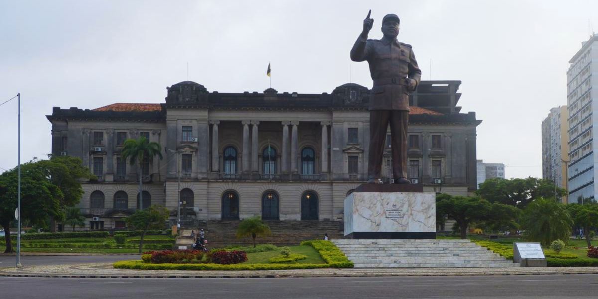 Praça da Independência de Maputo: História, Monumentos e Guia de Visita Rápido